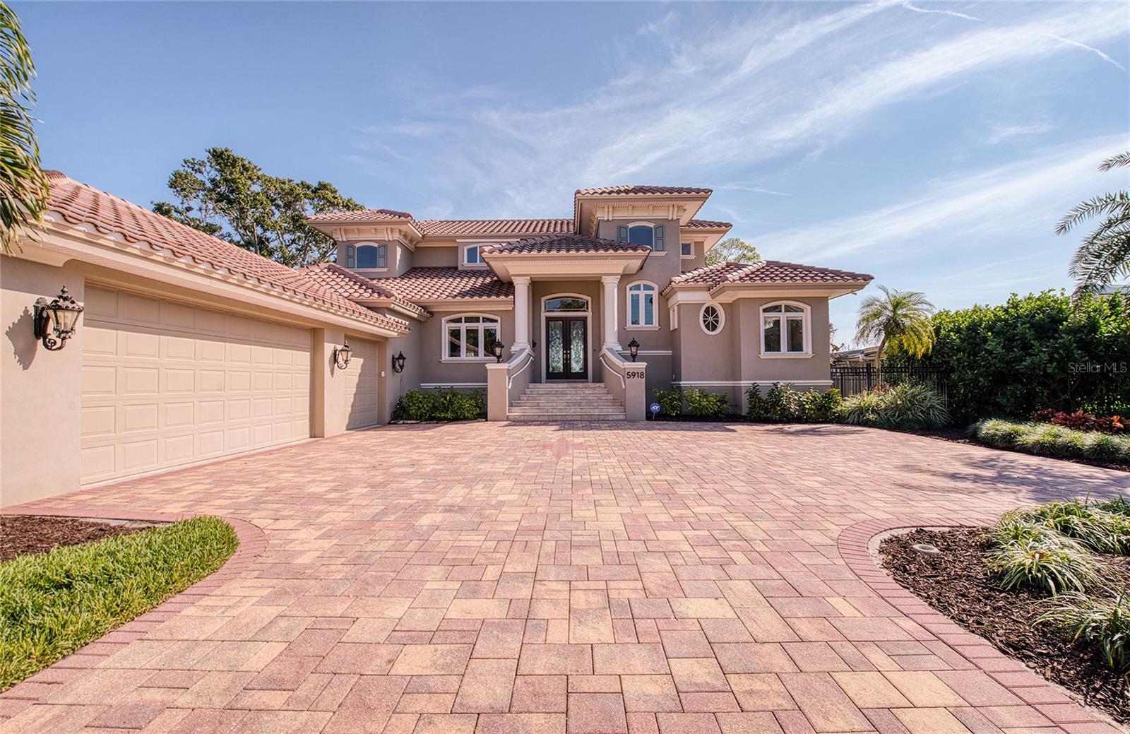 Listing photo id 3 for 5918 Bahama Shores Drive S