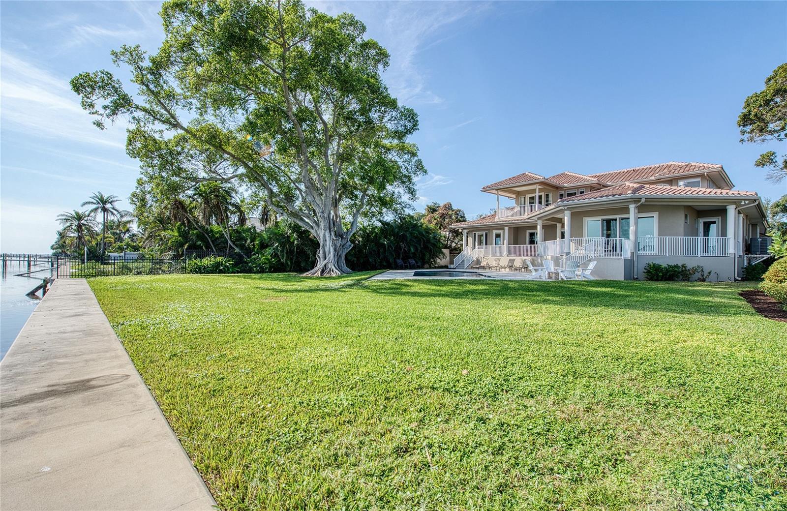 Listing photo id 51 for 5918 Bahama Shores Drive S