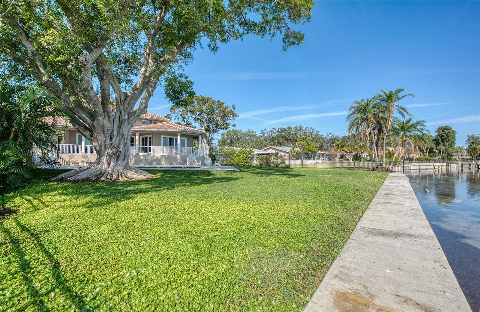 Listing photo id 53 for 5918 Bahama Shores Drive S