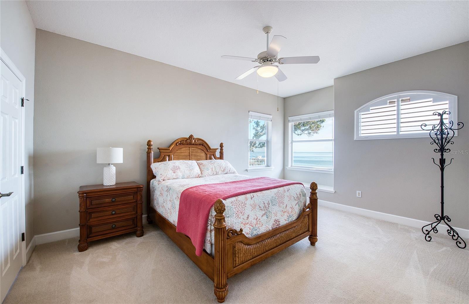 Listing photo id 57 for 5918 Bahama Shores Drive S