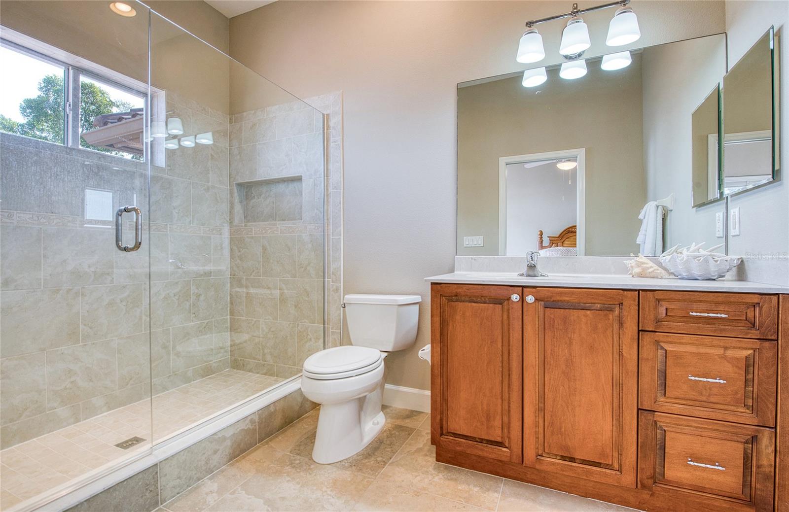 Listing photo id 60 for 5918 Bahama Shores Drive S