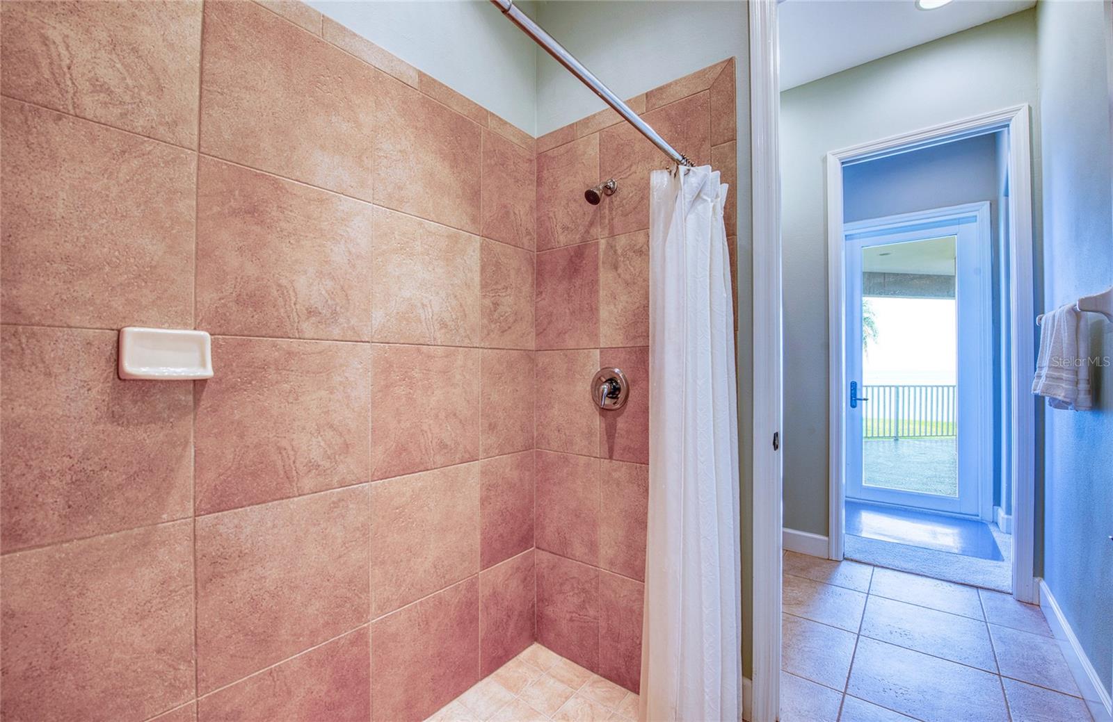 Listing photo id 69 for 5918 Bahama Shores Drive S