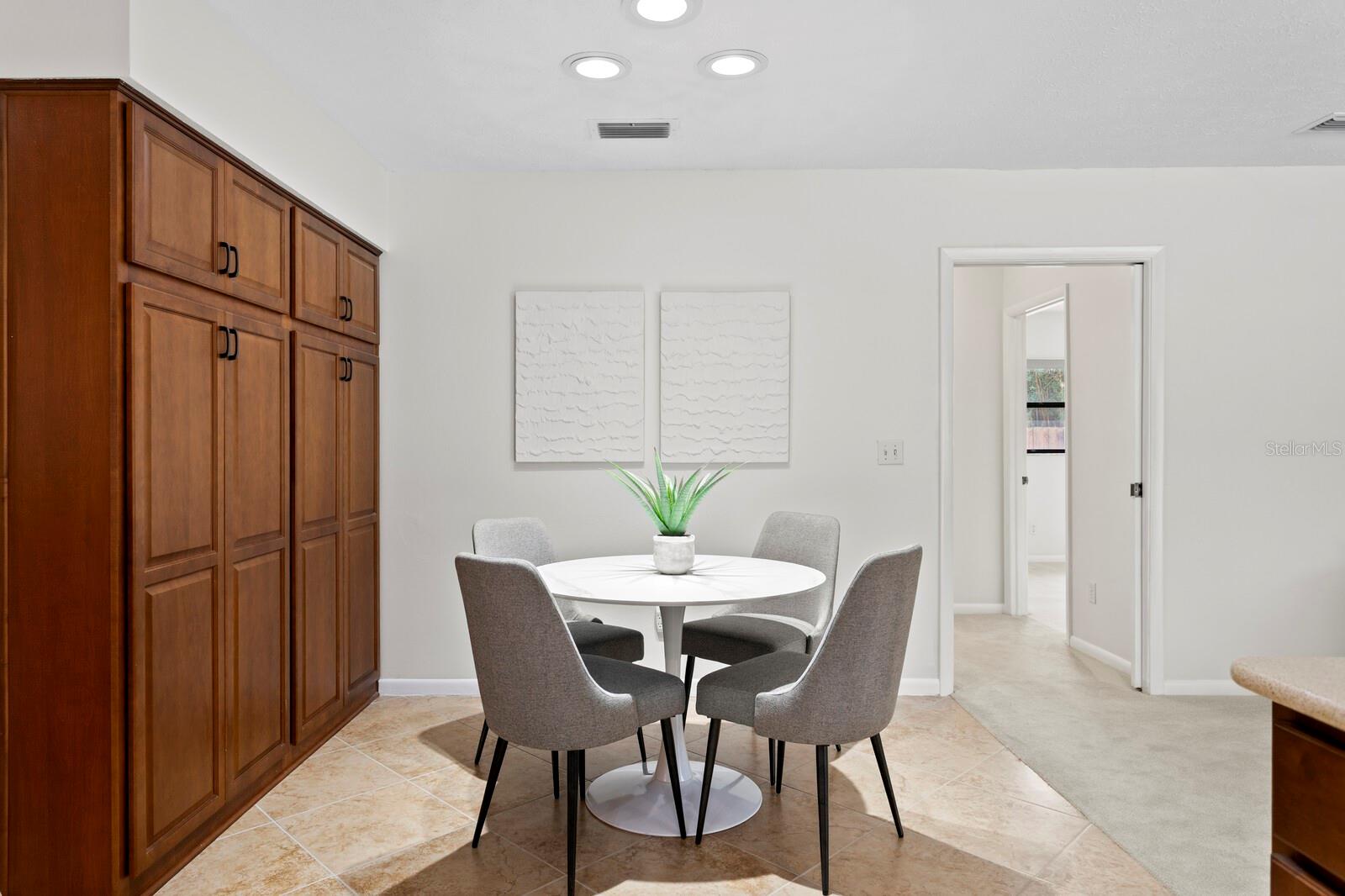 Image 19 of 50 For 713 Rob Roy Place