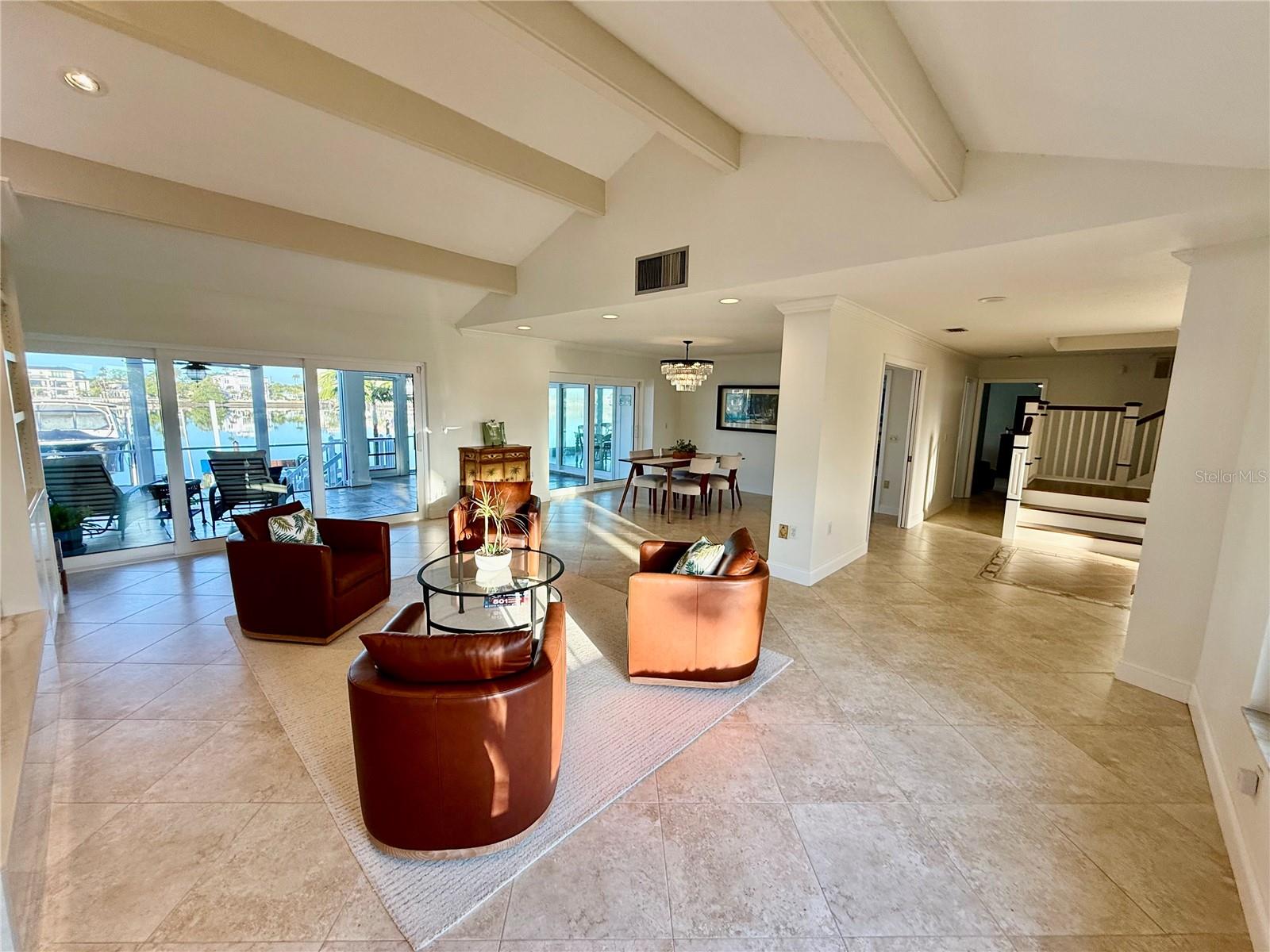 Listing photo id 9 for 812 Island Way