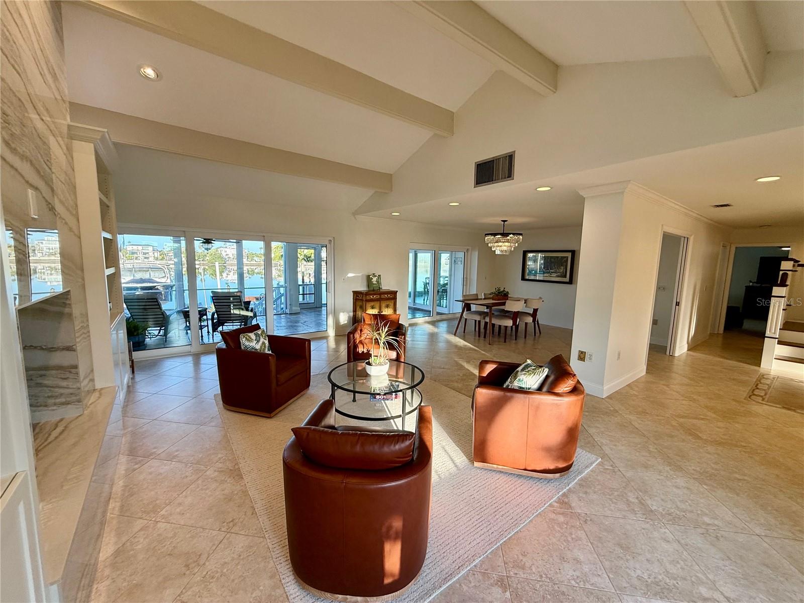 Listing photo id 12 for 812 Island Way