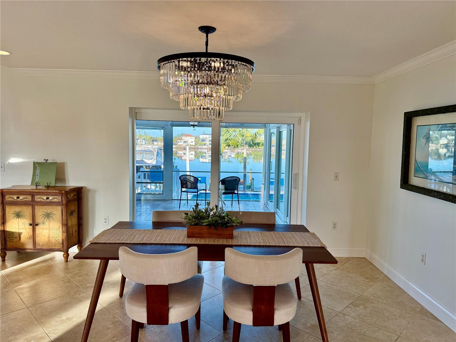 Listing photo id 18 for 812 Island Way