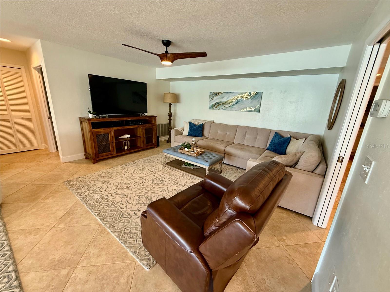 Listing photo id 23 for 812 Island Way