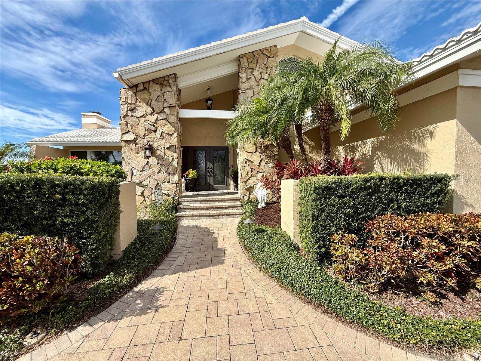 Listing photo id 1 for 812 Island Way