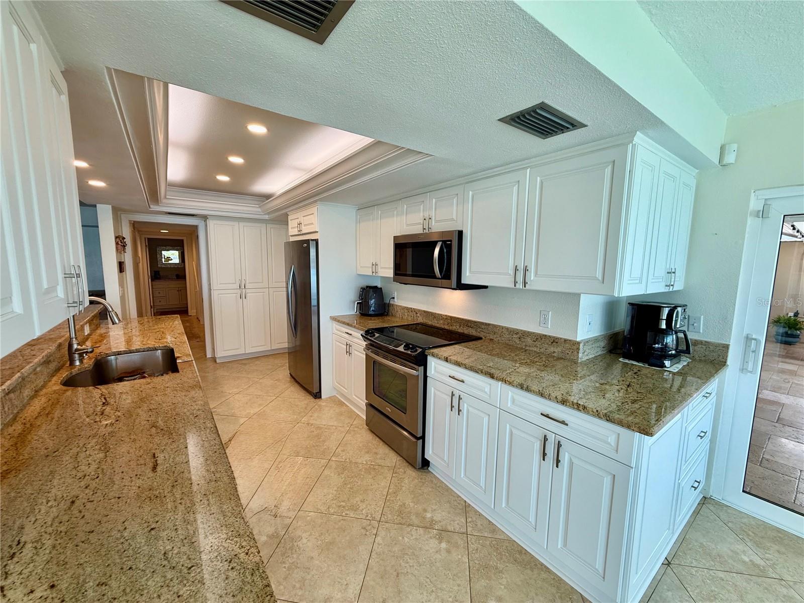 Listing photo id 30 for 812 Island Way