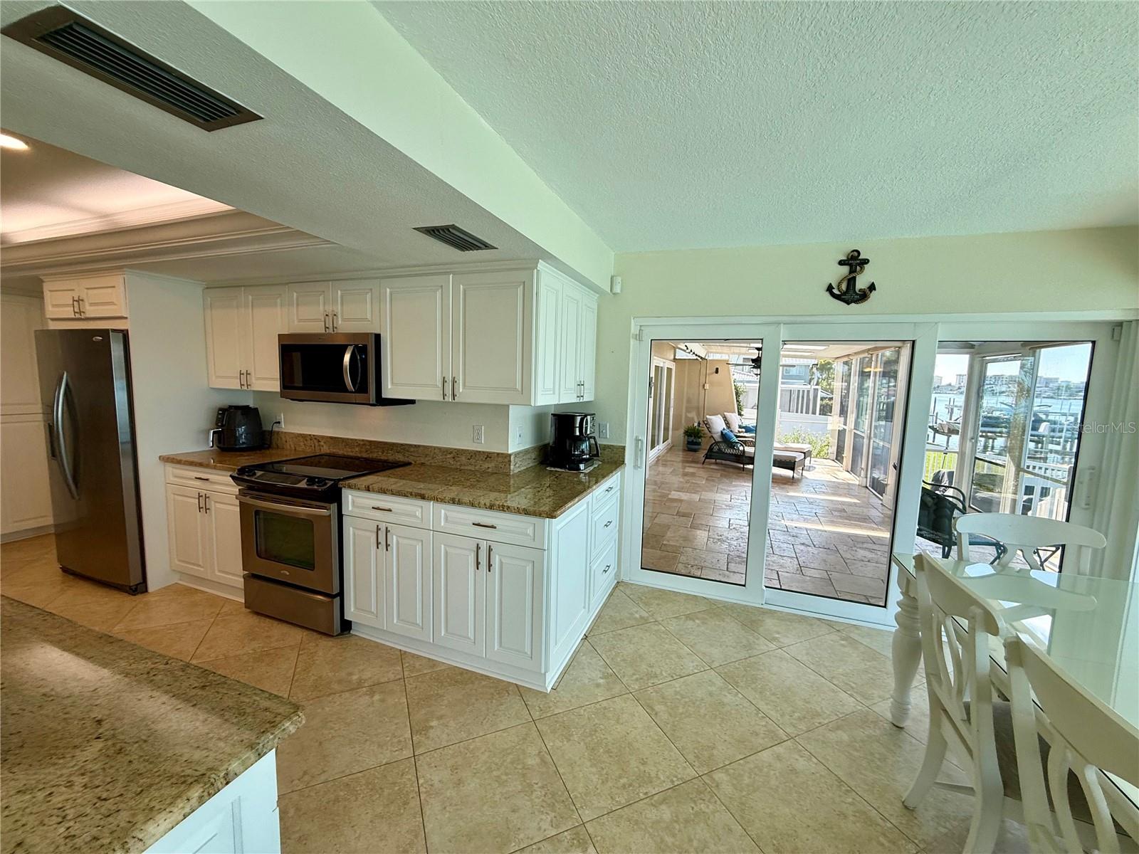 Listing photo id 32 for 812 Island Way