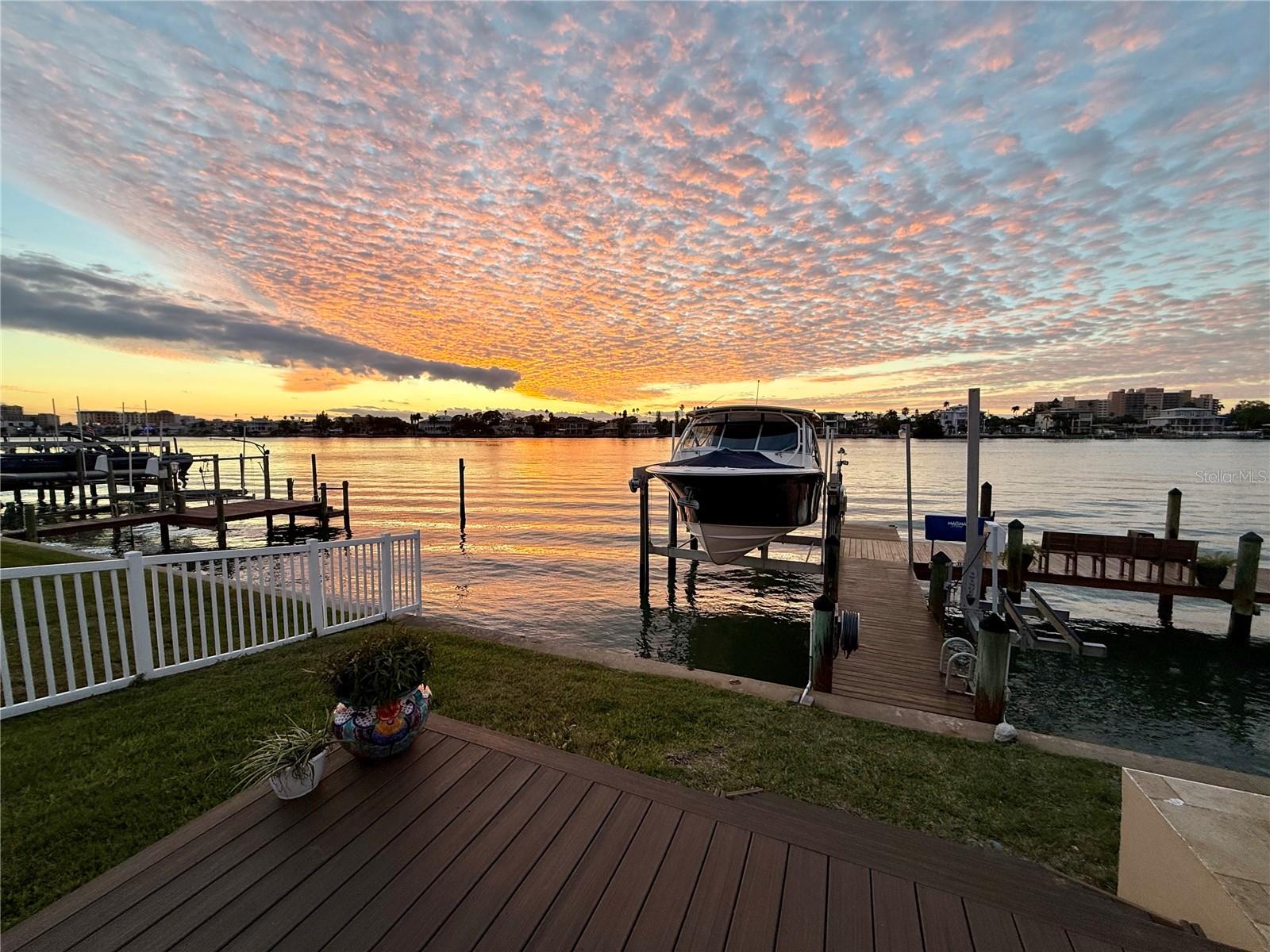 Listing photo id 3 for 812 Island Way