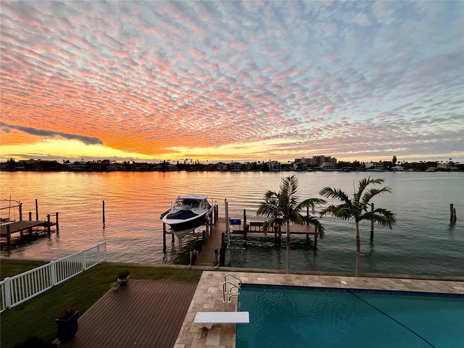 Listing photo id 48 for 812 Island Way