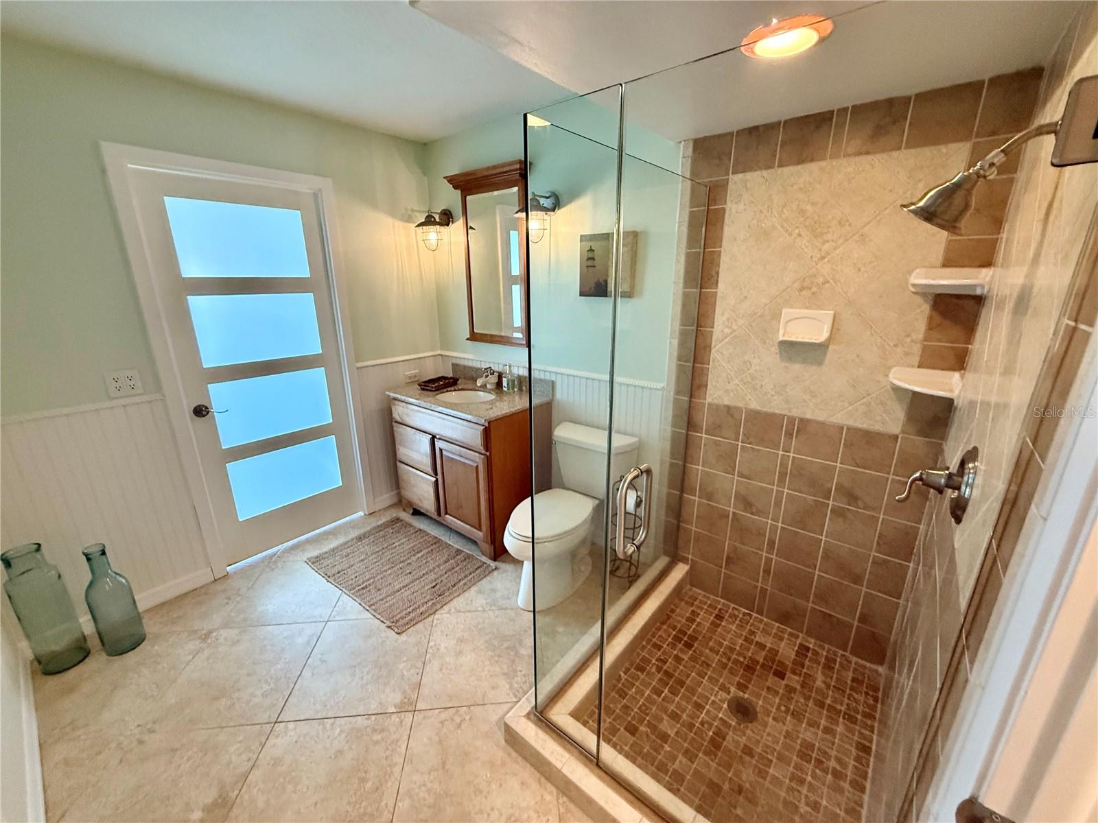 Listing photo id 51 for 812 Island Way