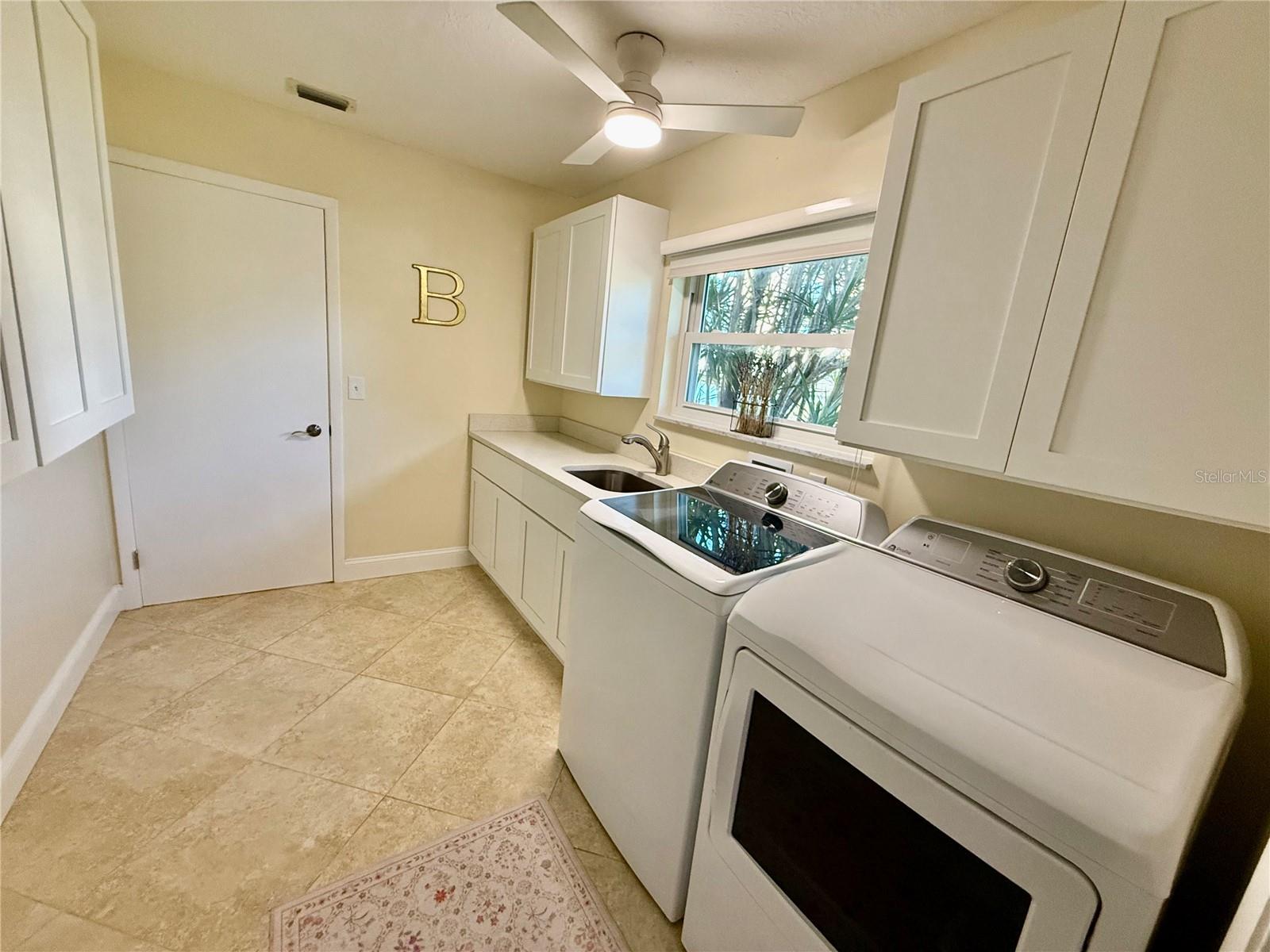 Listing photo id 52 for 812 Island Way