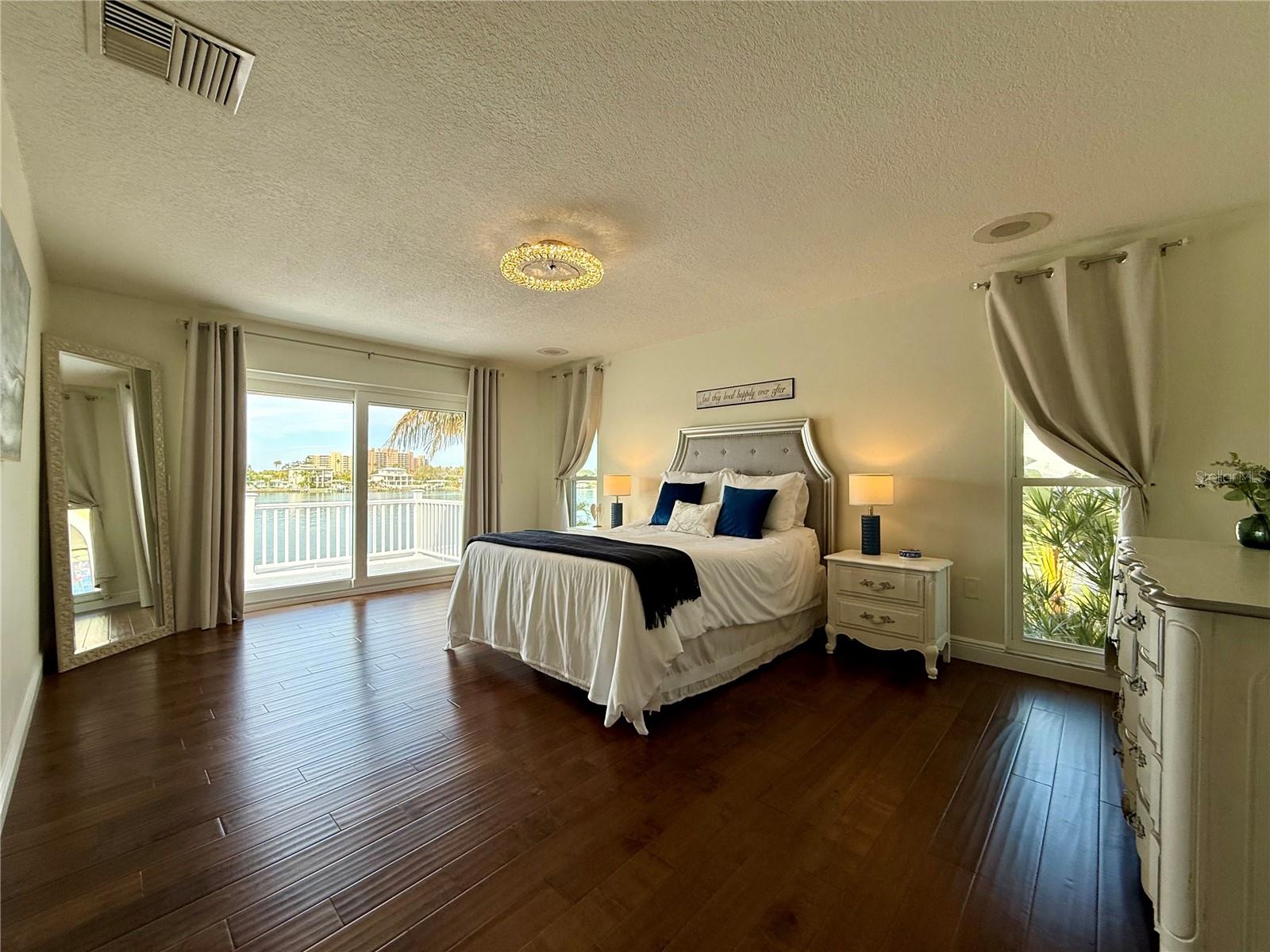 Listing photo id 70 for 812 Island Way