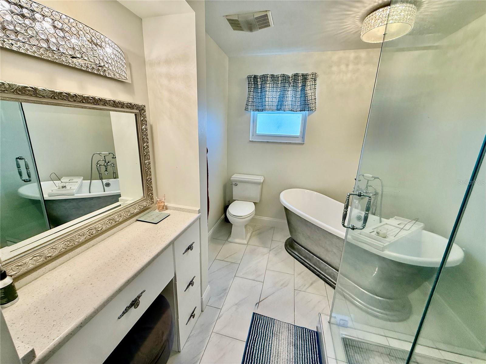 Listing photo id 78 for 812 Island Way