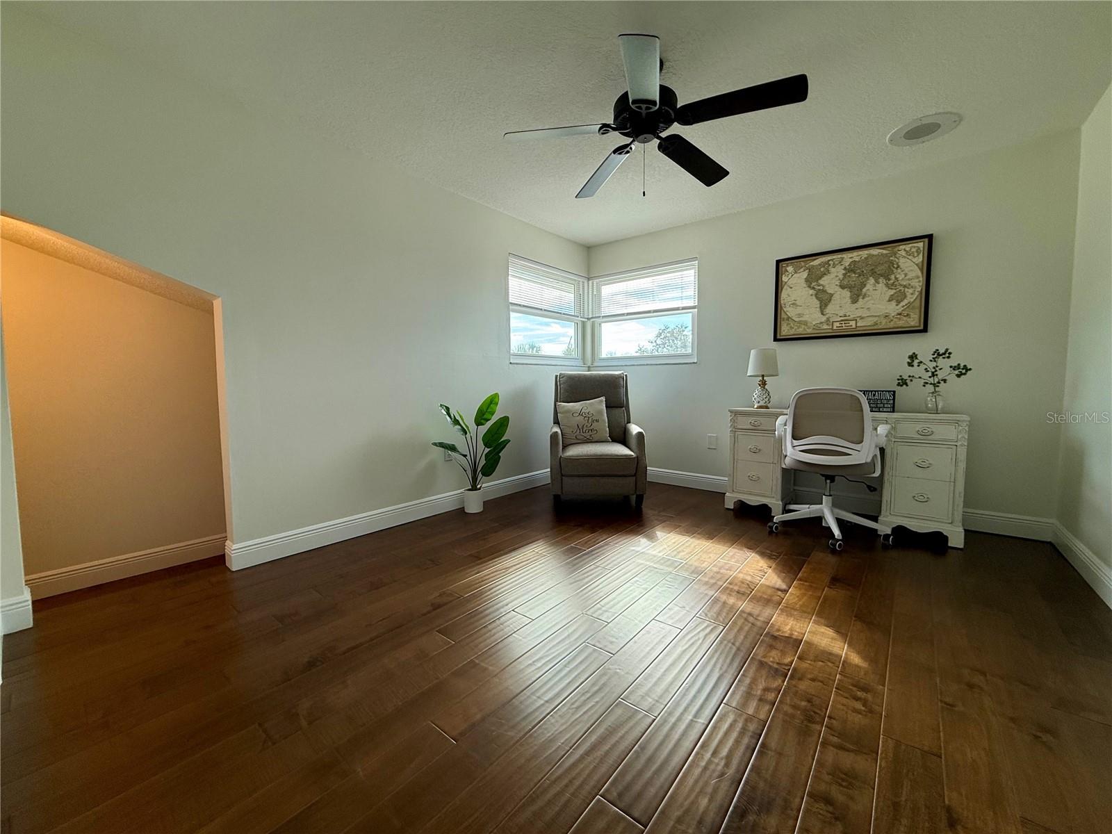 Listing photo id 82 for 812 Island Way