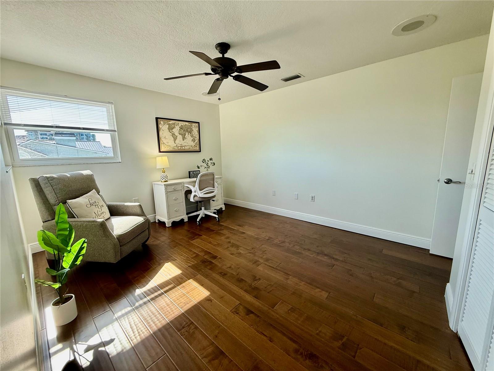 Listing photo id 84 for 812 Island Way