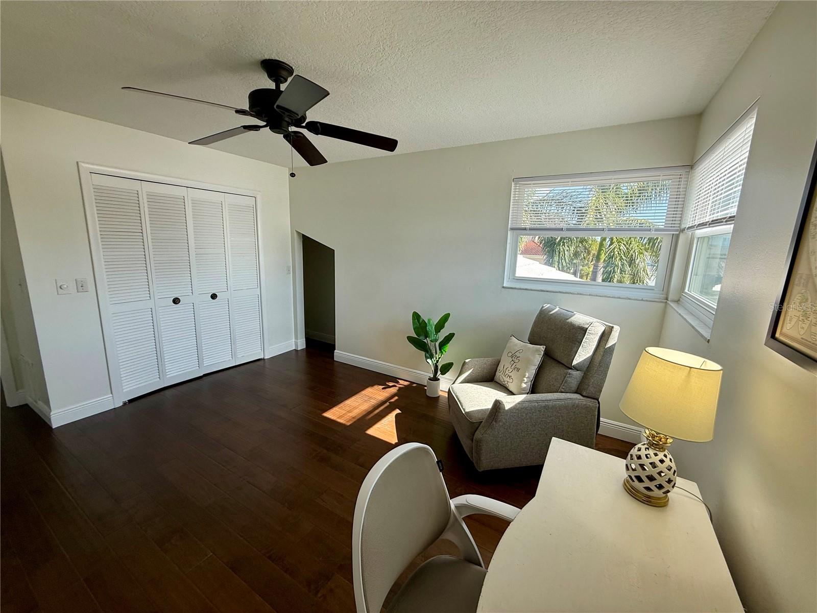 Listing photo id 85 for 812 Island Way