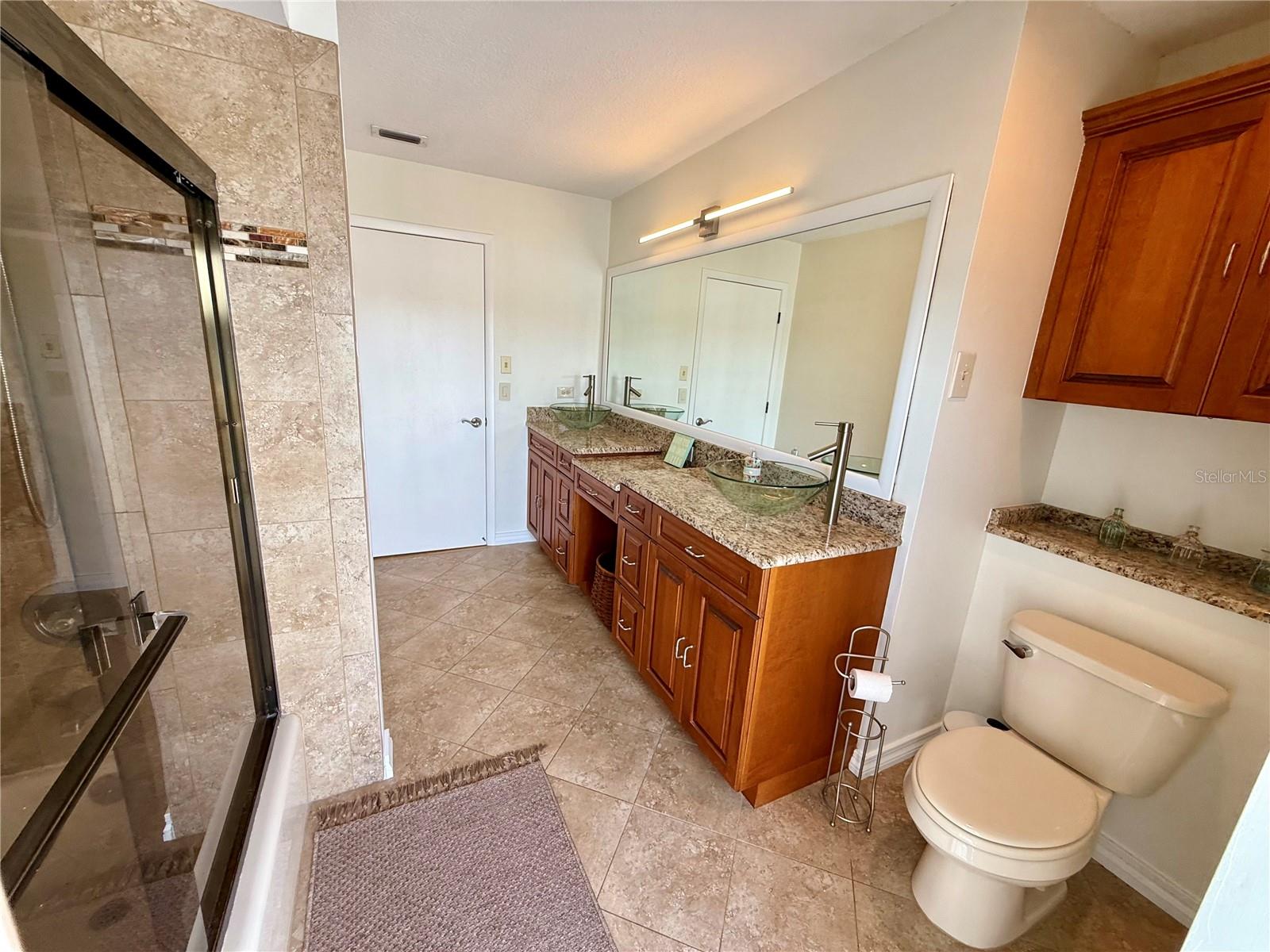 Listing photo id 87 for 812 Island Way