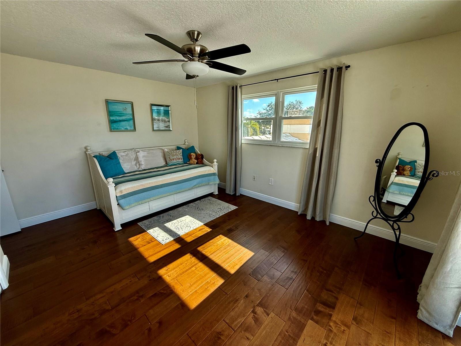 Listing photo id 91 for 812 Island Way