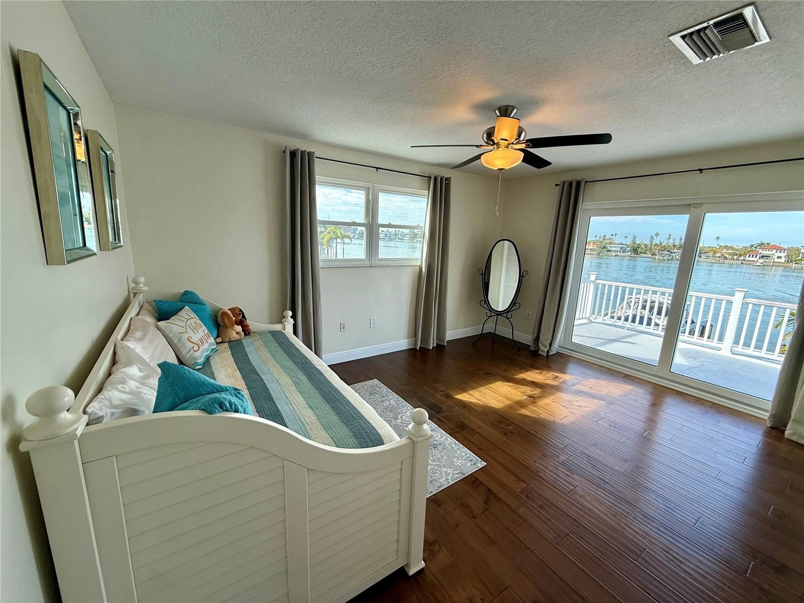 Listing photo id 92 for 812 Island Way