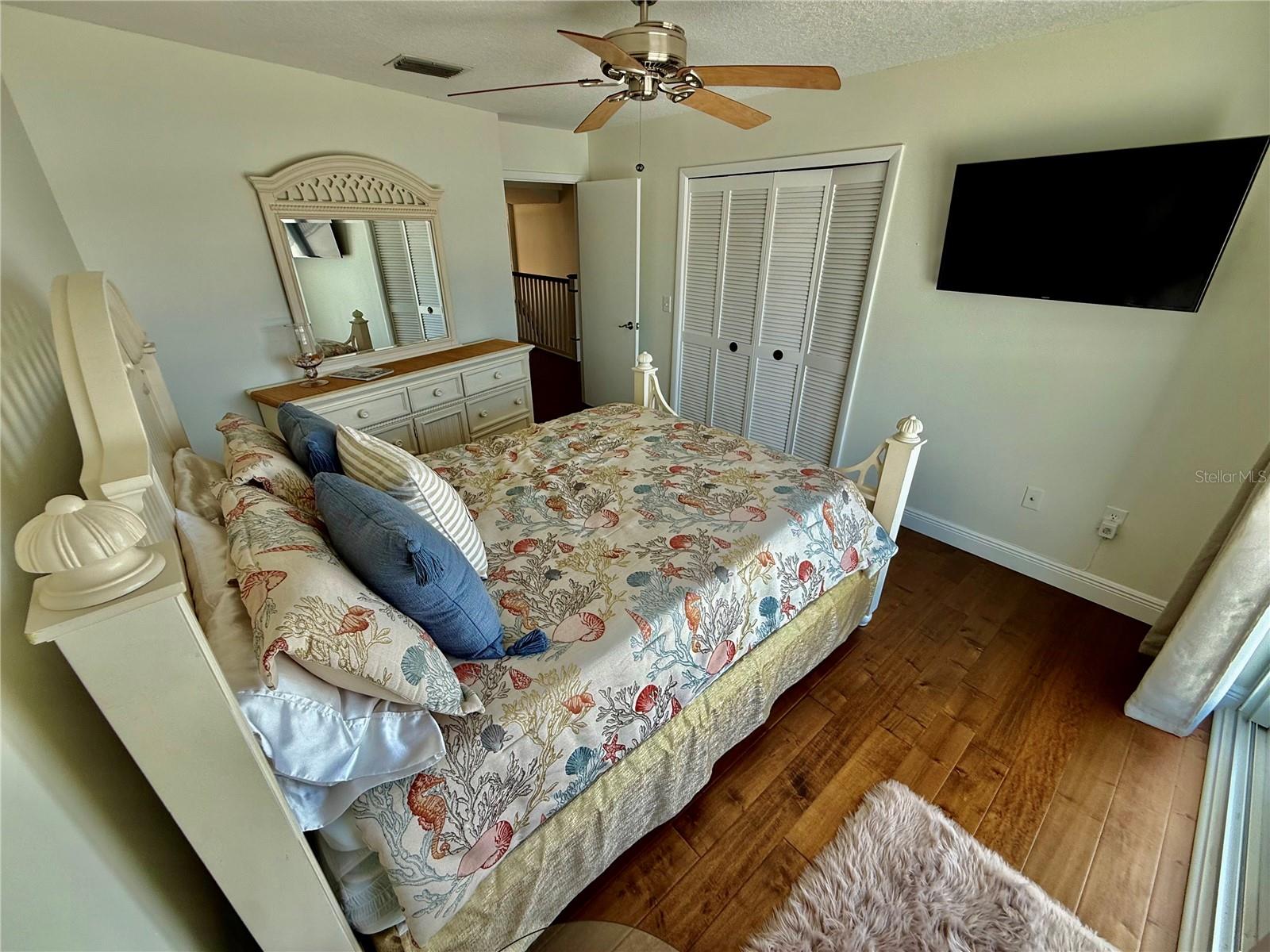 Listing photo id 95 for 812 Island Way