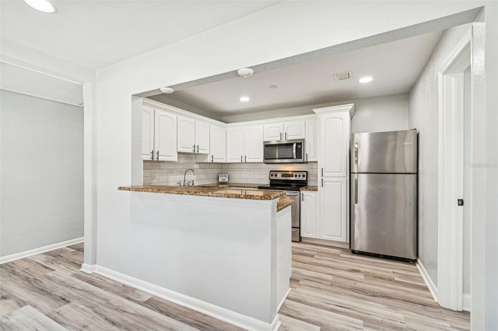 Image 12 of 49 For 2810 Silver Lake Avenue