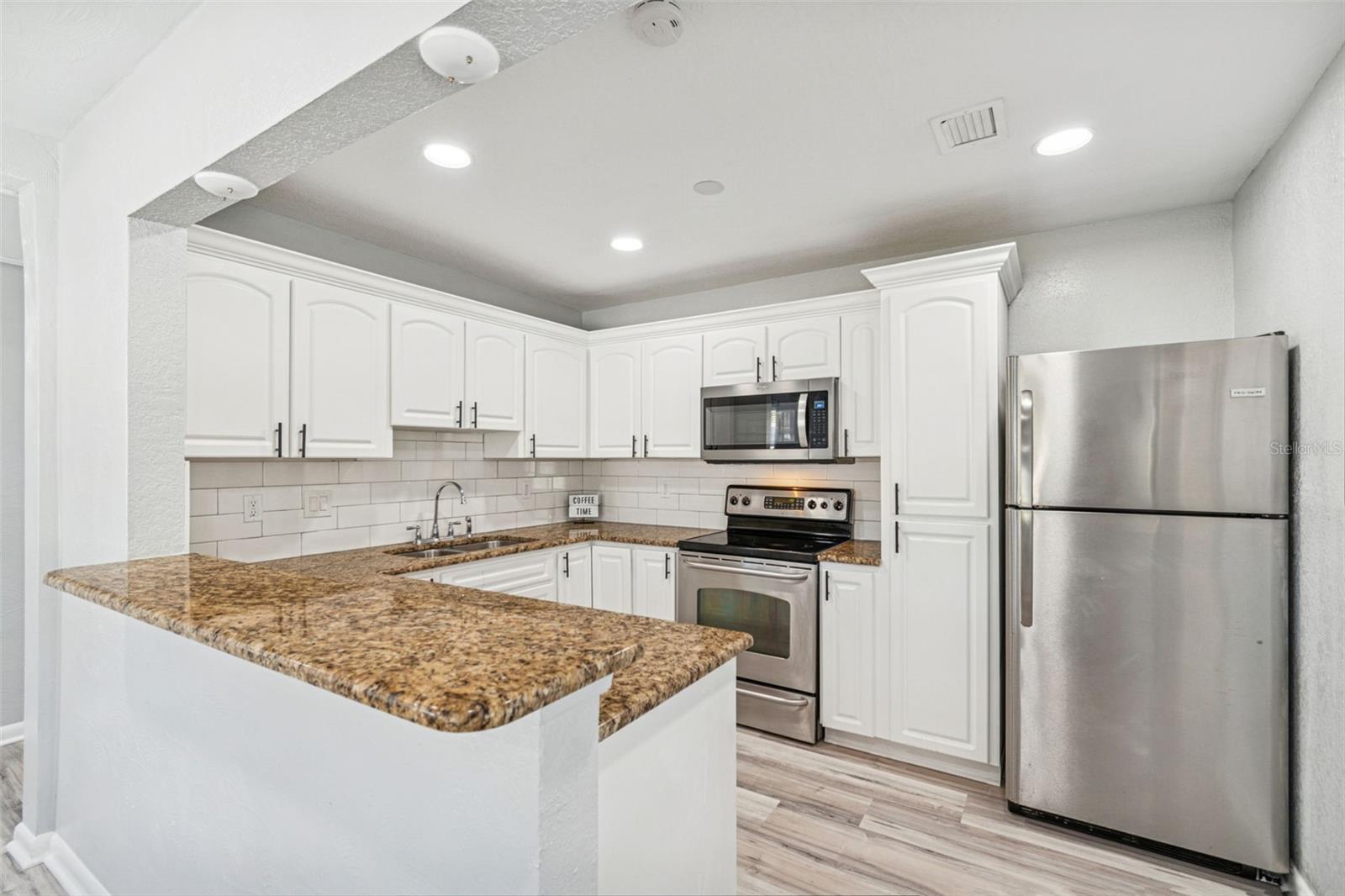 Image 14 of 49 For 2810 Silver Lake Avenue