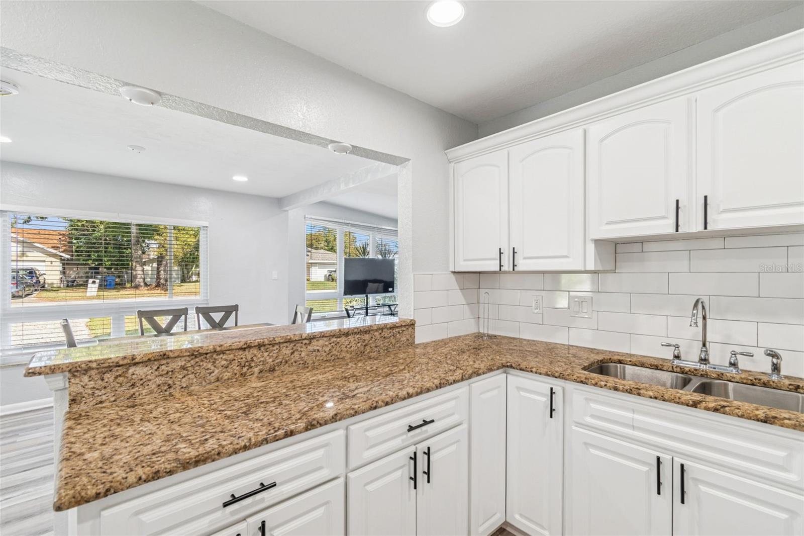 Image 18 of 49 For 2810 Silver Lake Avenue