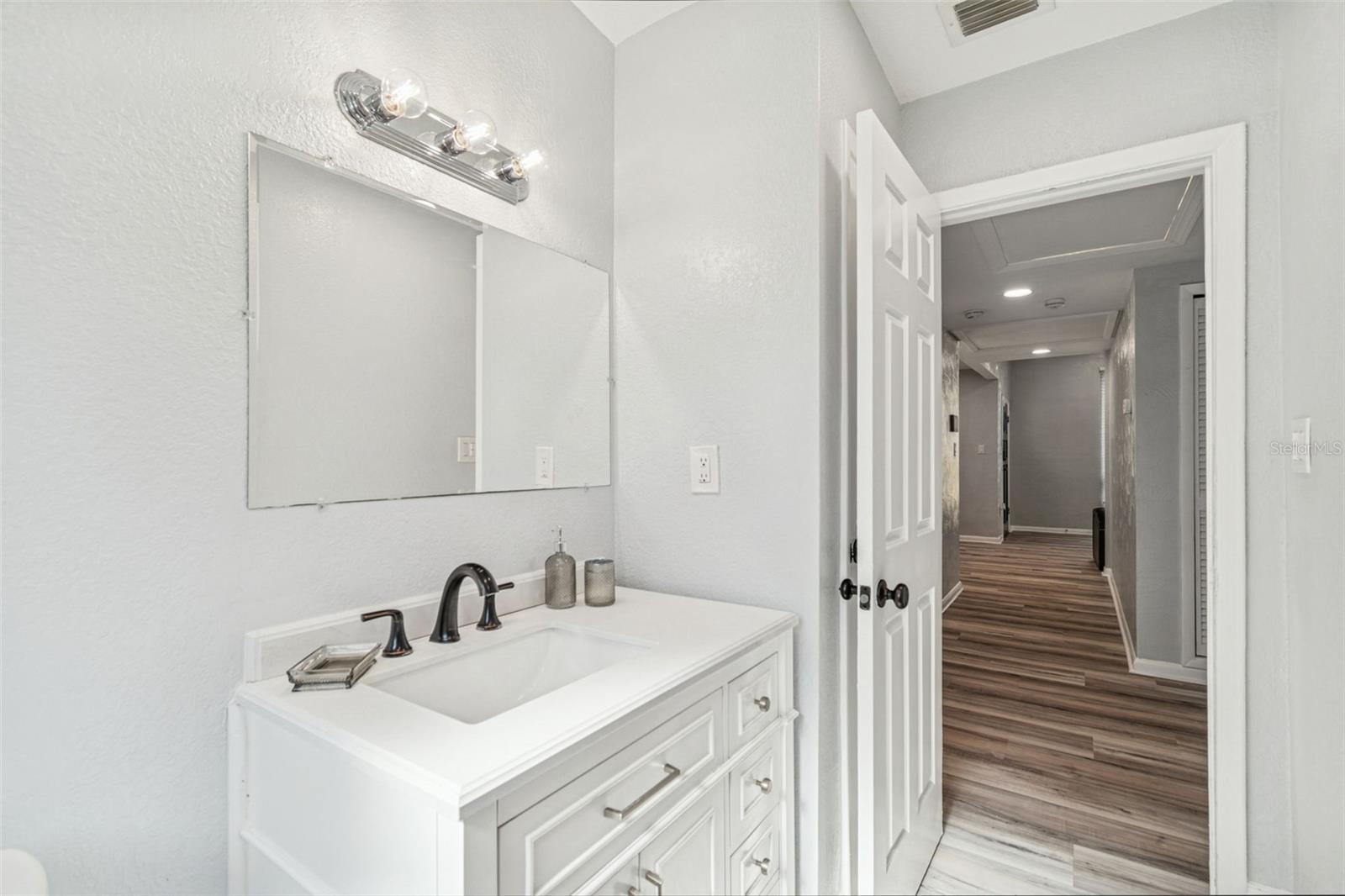 Image 28 of 49 For 2810 Silver Lake Avenue