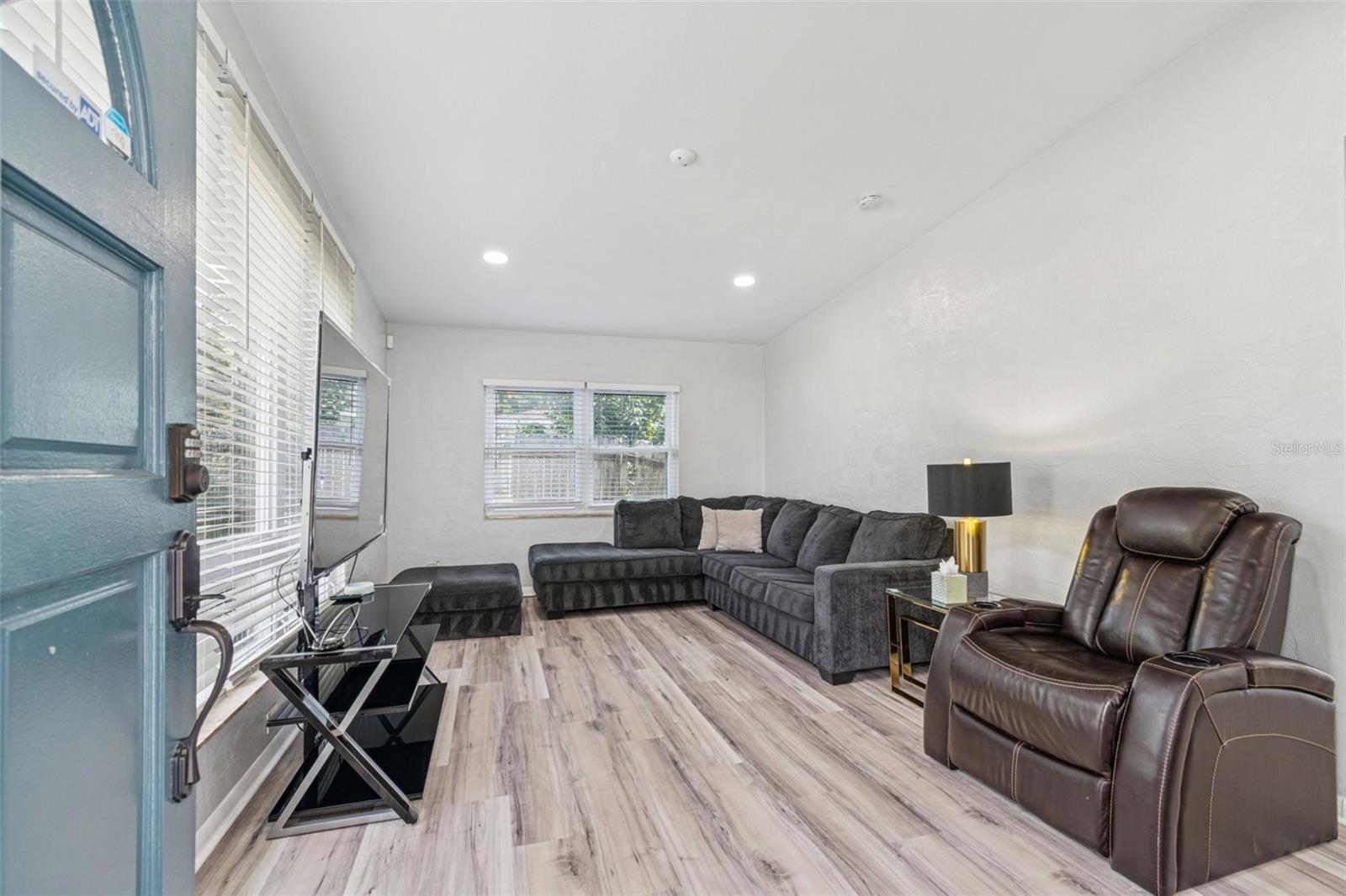 Image 6 of 49 For 2810 Silver Lake Avenue