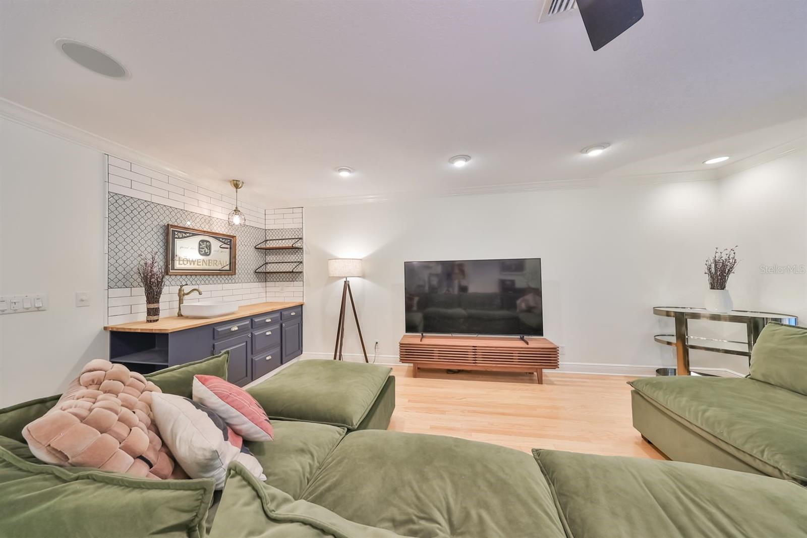 Image 6 of 42 For 817 Bannockburn Avenue