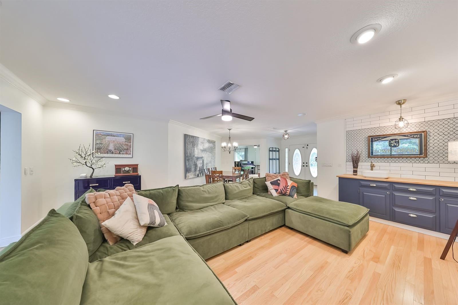 Image 8 of 42 For 817 Bannockburn Avenue