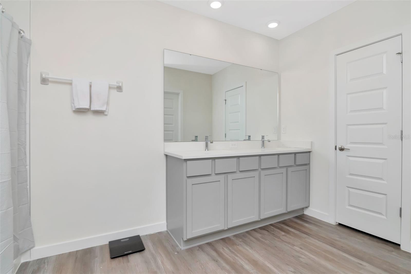 Image 18 of 39 For 9744 Crescent Ray Drive