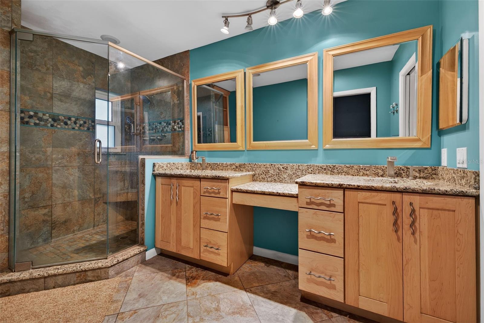 Image 17 of 36 For 1007 Palm Terrace Drive