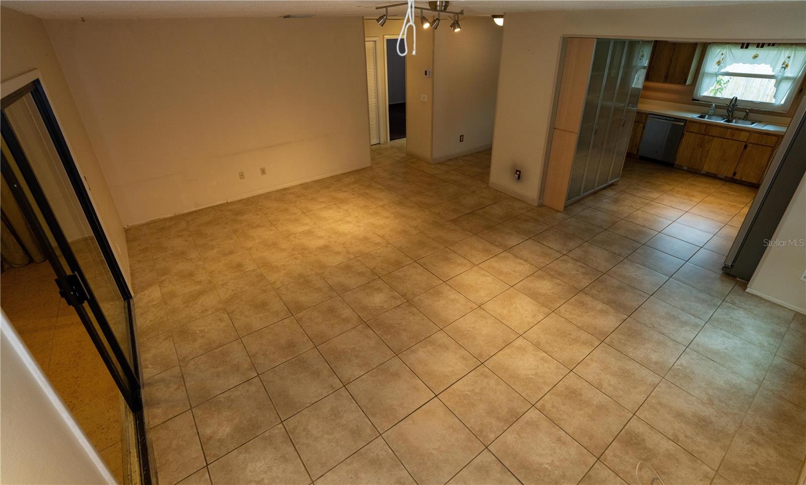 Image 7 of 38 For 2015 Sheffield Court