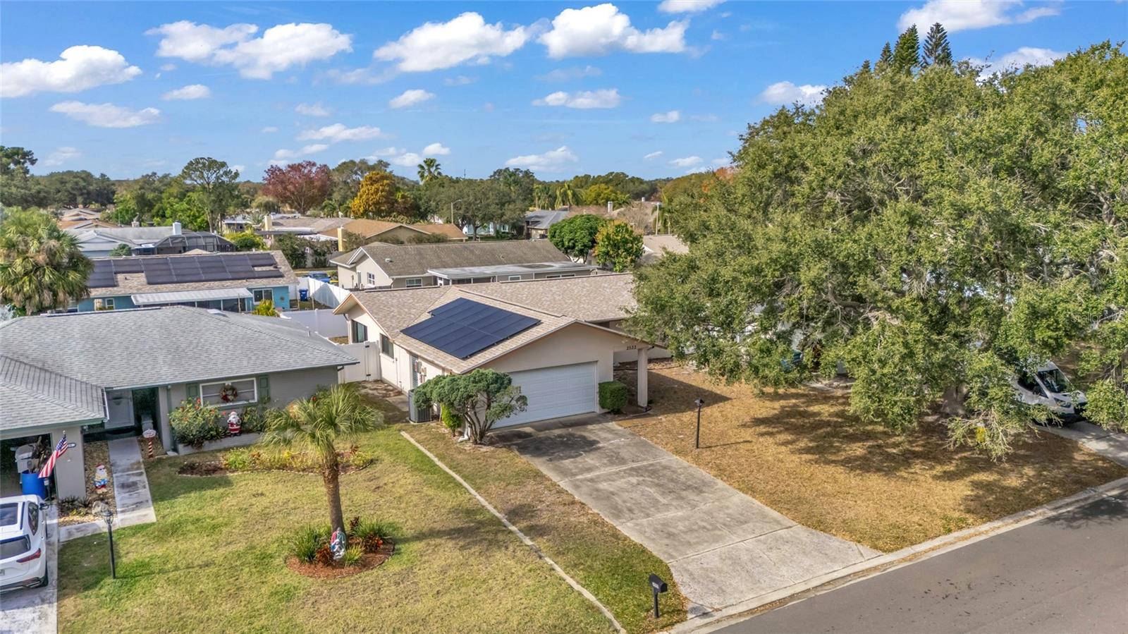 Image 4 of 33 For 2533 Bramblewood Drive W