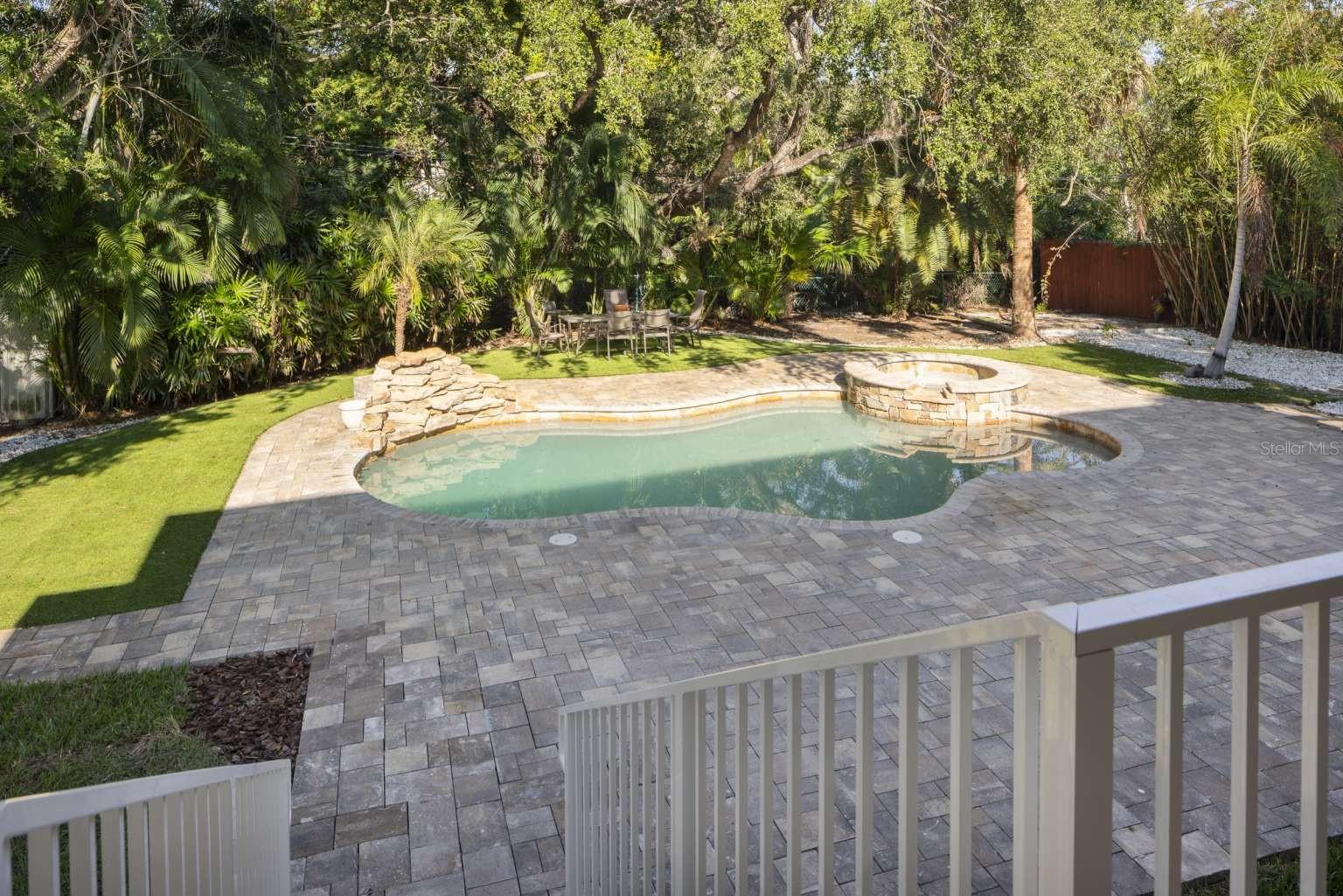 Listing photo id 32 for 318 Rafael Boulevard Ne