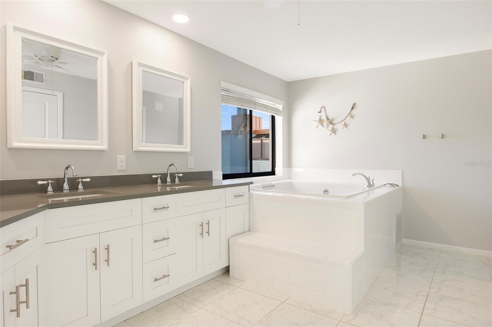 Image 22 of 44 For 557 Pinellas Bayway S 114