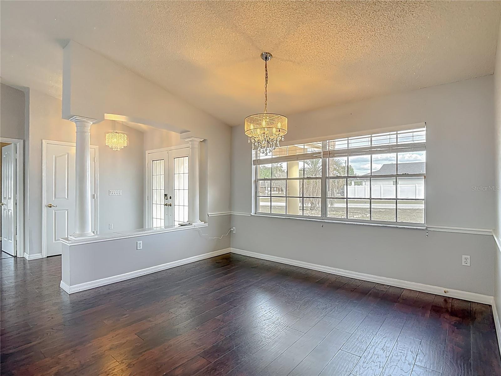 Listing photo id 10 for 1093 Dunlap Avenue