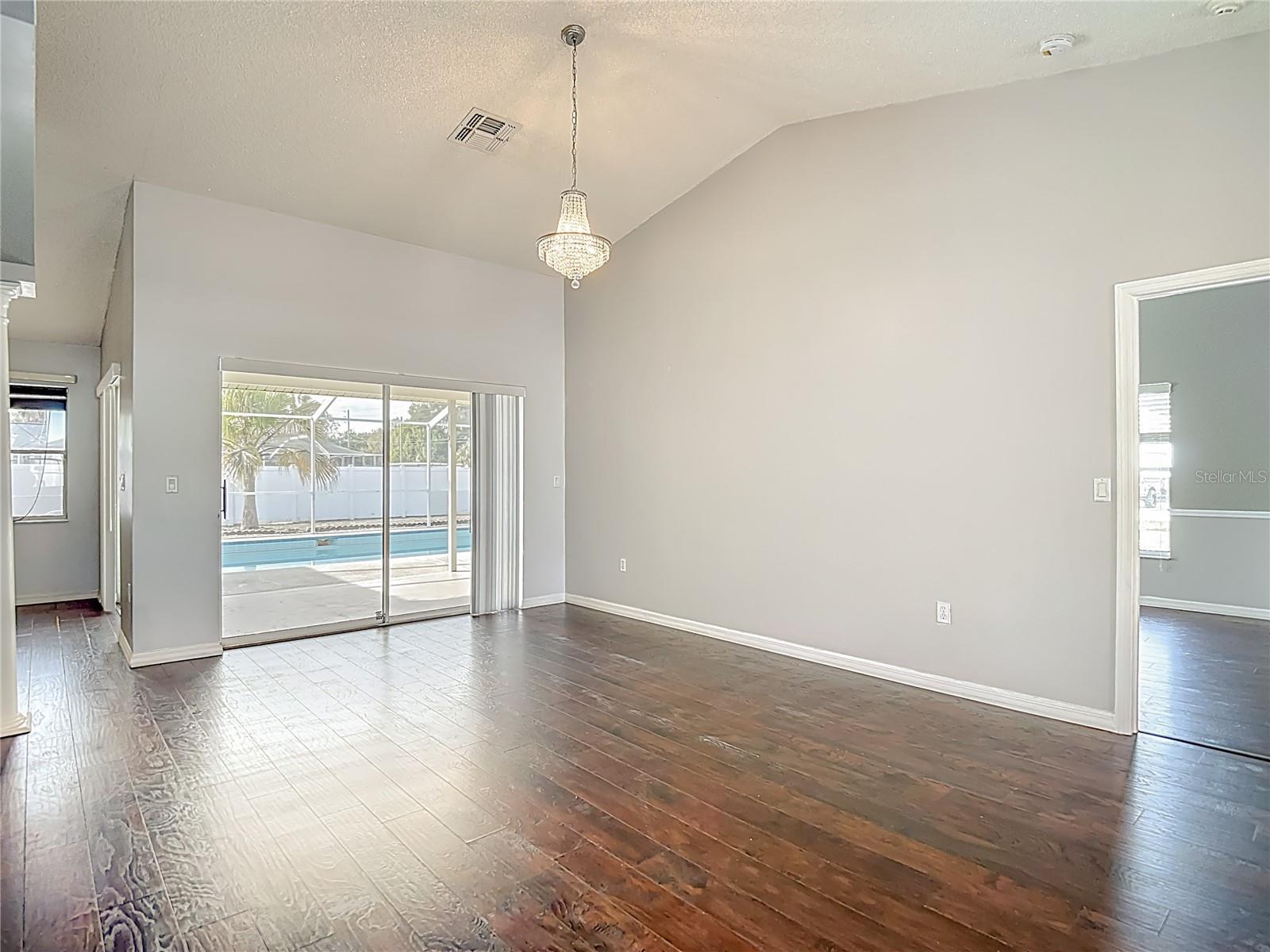 Listing photo id 11 for 1093 Dunlap Avenue