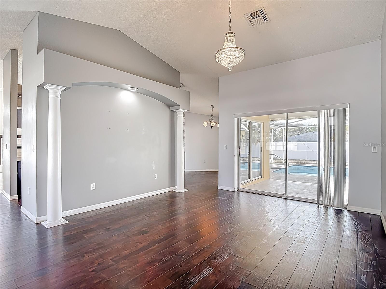 Listing photo id 12 for 1093 Dunlap Avenue