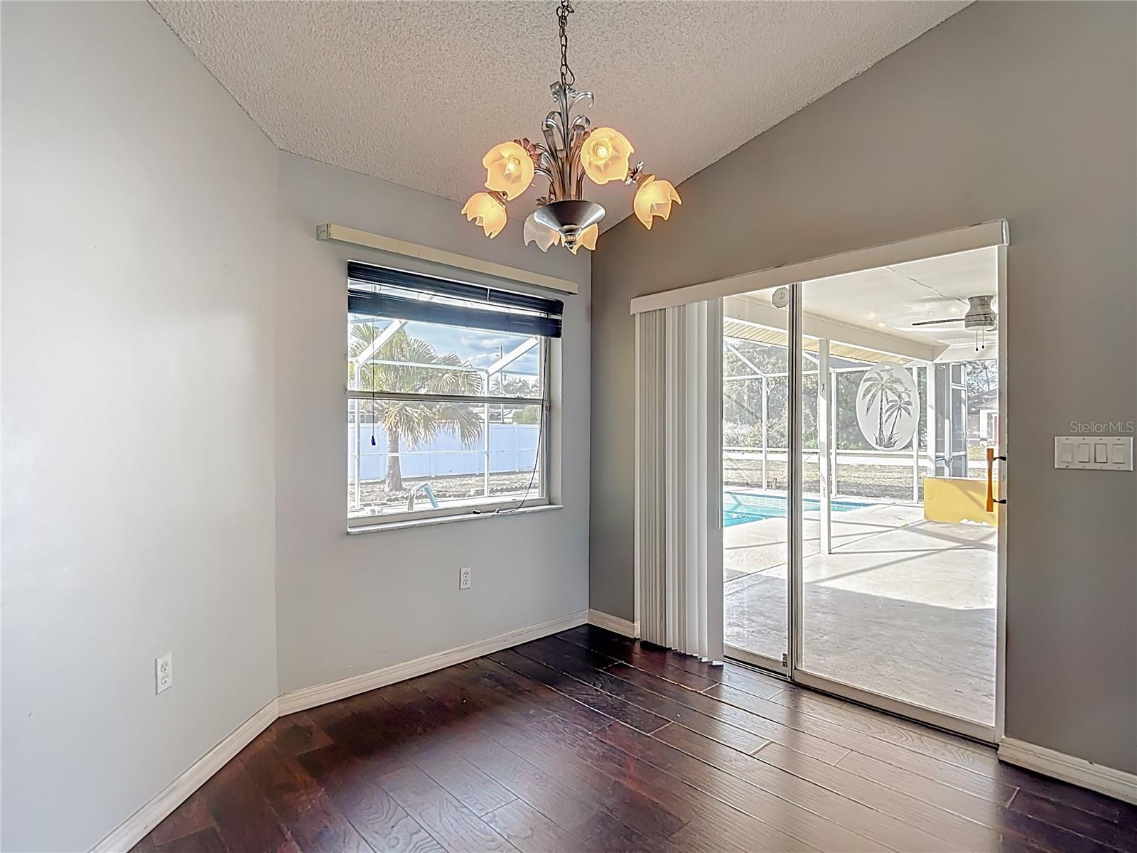 Listing photo id 16 for 1093 Dunlap Avenue