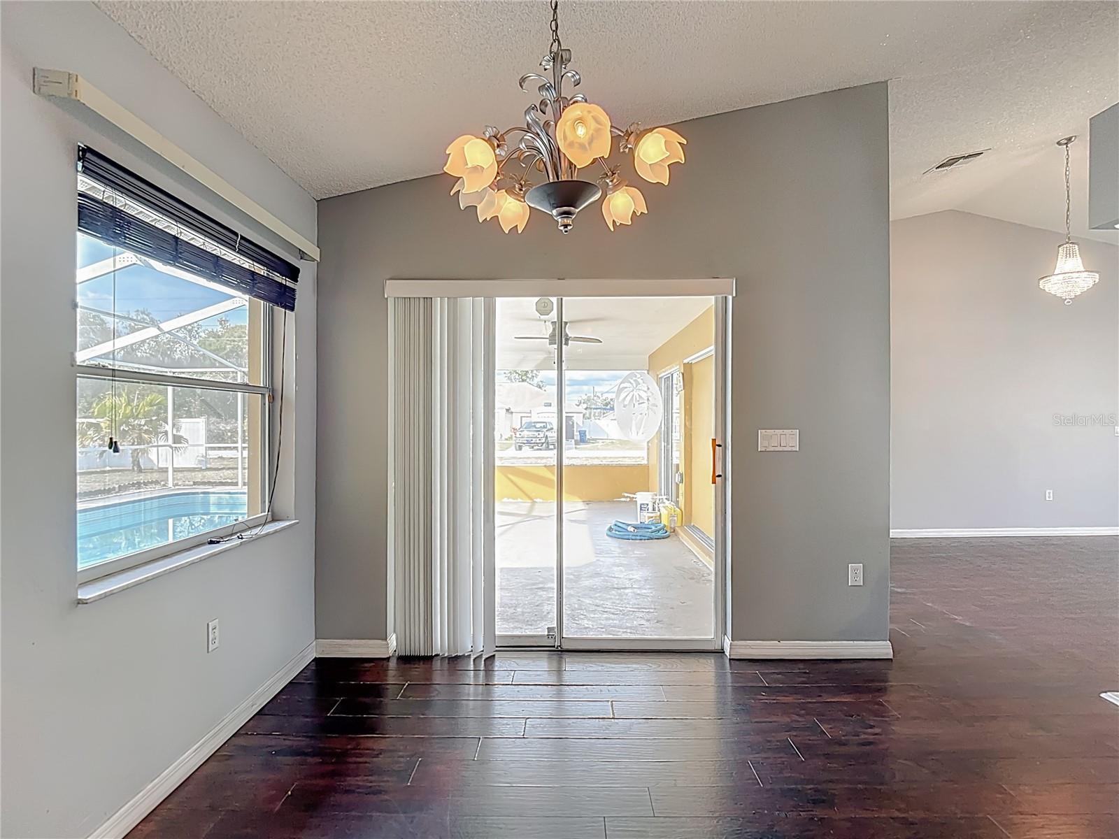 Listing photo id 17 for 1093 Dunlap Avenue