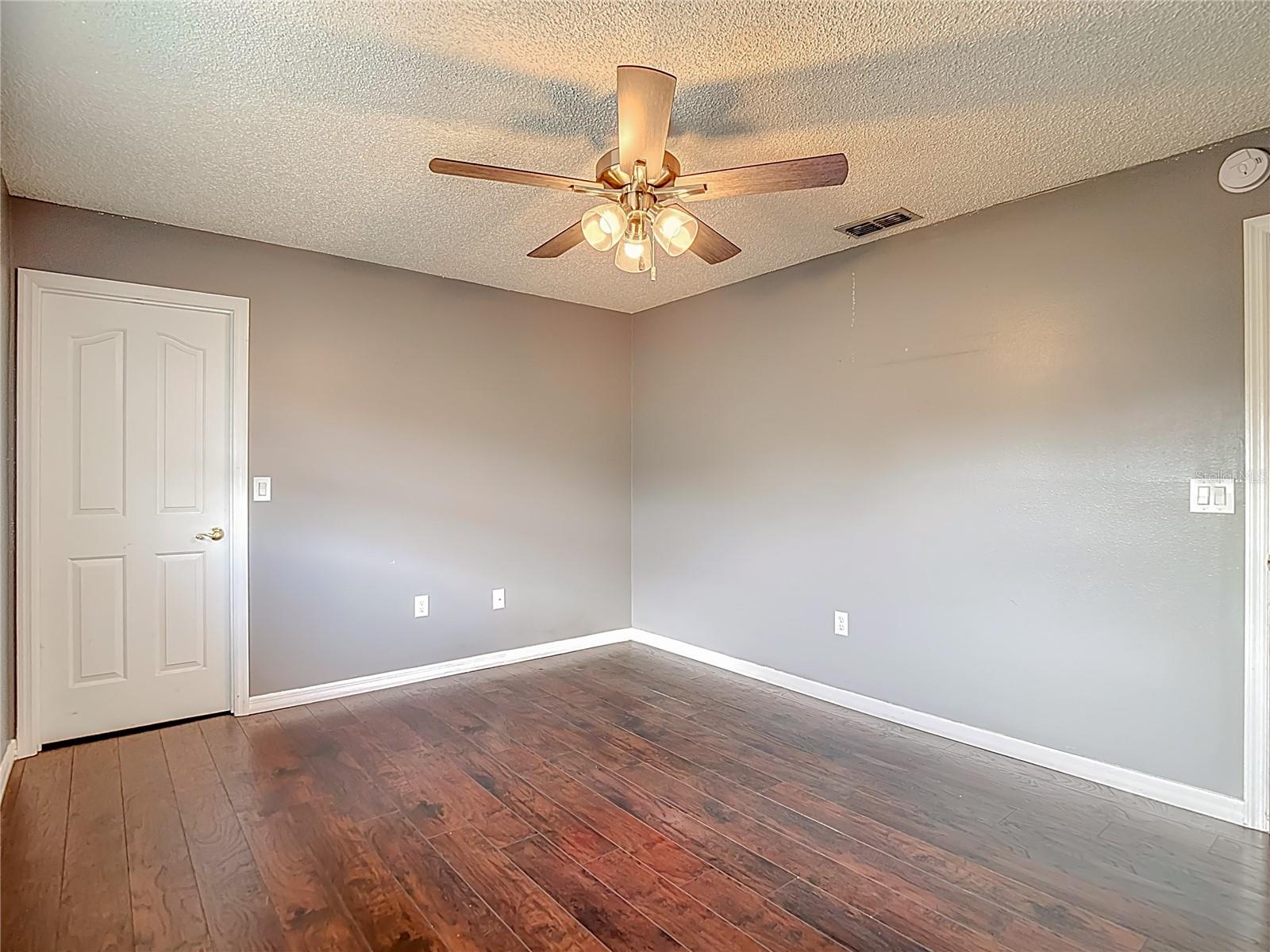 Listing photo id 38 for 1093 Dunlap Avenue