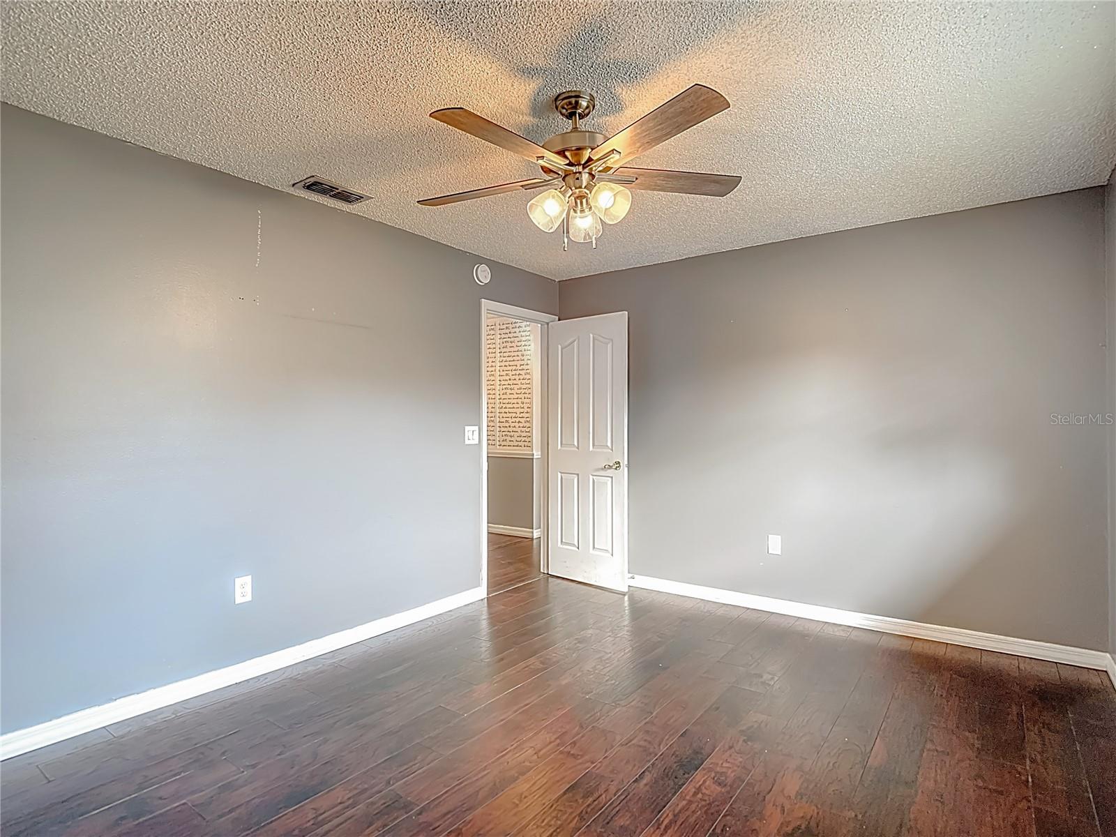 Listing photo id 39 for 1093 Dunlap Avenue