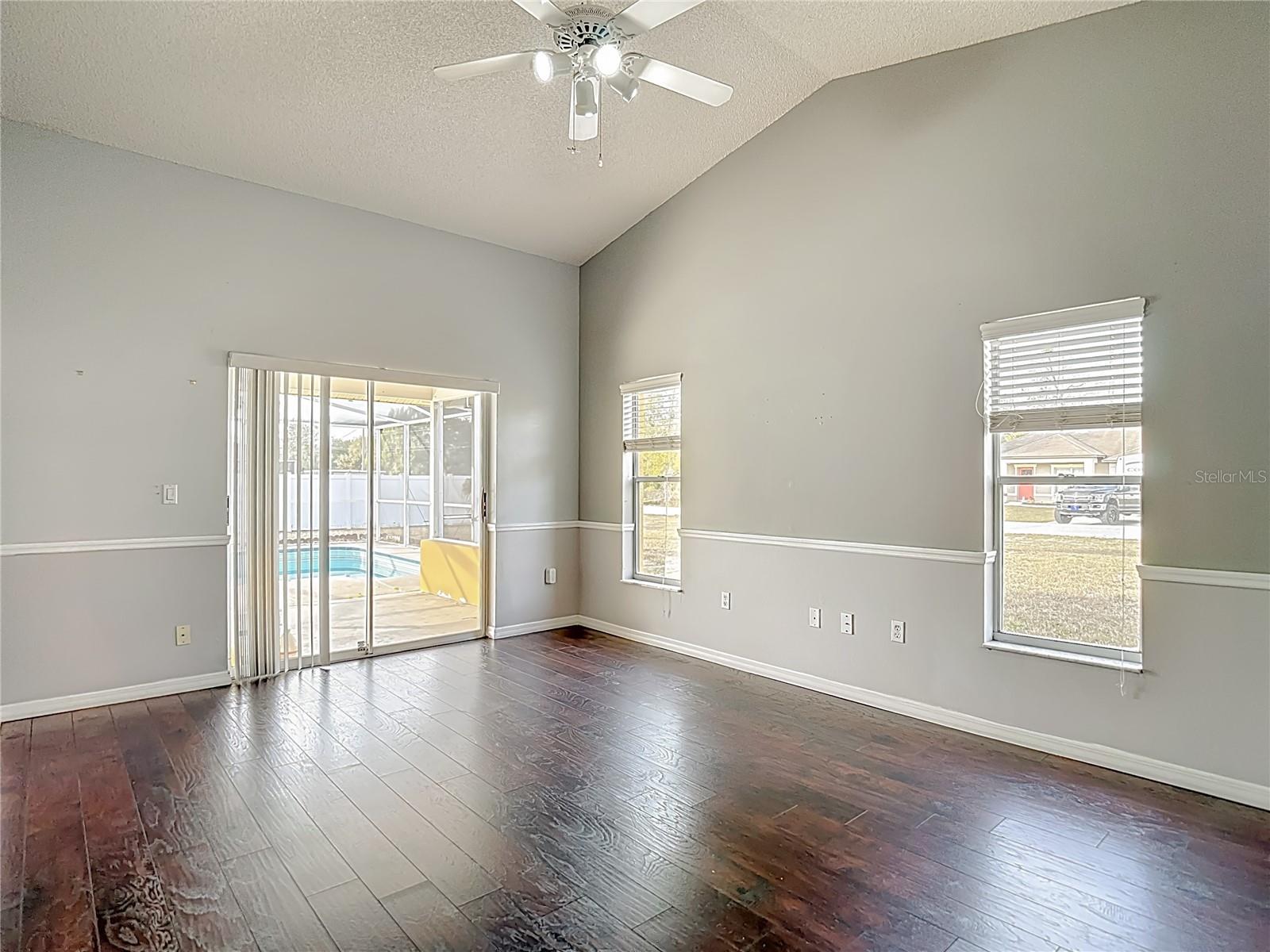 Listing photo id 43 for 1093 Dunlap Avenue