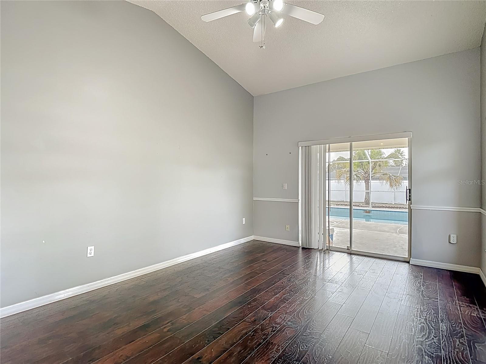 Listing photo id 45 for 1093 Dunlap Avenue