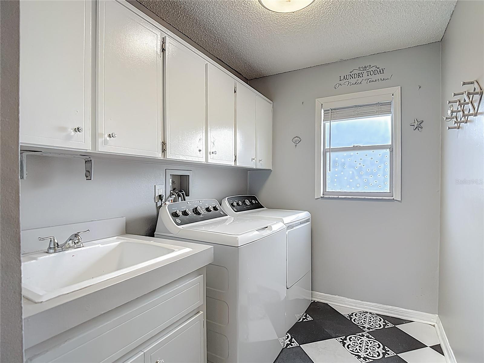 Listing photo id 52 for 1093 Dunlap Avenue